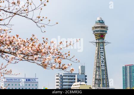 Osaka, JAPAN - CIRCA April 2019: Der Tsutenkaku Tower ist ein Turm und ein bekanntes Wahrzeichen von Osaka, Japan und wirbt für Hitachi, das sich in der Shinseka befindet Stockfoto