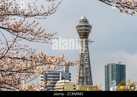 Osaka, JAPAN - CIRCA April 2019: Der Tsutenkaku Tower ist ein Turm und ein bekanntes Wahrzeichen von Osaka, Japan und wirbt für Hitachi, das sich in der Shinseka befindet Stockfoto