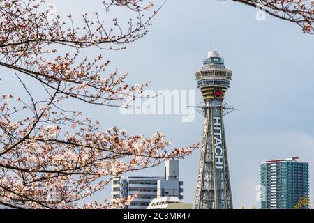 Osaka, JAPAN - CIRCA April 2019: Der Tsutenkaku Tower ist ein Turm und ein bekanntes Wahrzeichen von Osaka, Japan und wirbt für Hitachi, das sich in der Shinseka befindet Stockfoto