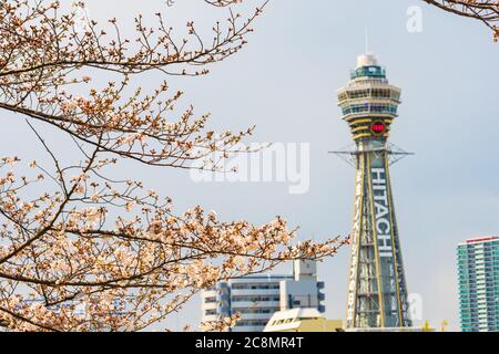 Osaka, JAPAN - CIRCA April 2019: Der Tsutenkaku Tower ist ein Turm und ein bekanntes Wahrzeichen von Osaka, Japan und wirbt für Hitachi, das sich in der Shinseka befindet Stockfoto