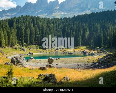 Der Karersee unterhalb des Karerpasses am Fuße des Latemarmassivs in Südtirol, Italien Stockfoto