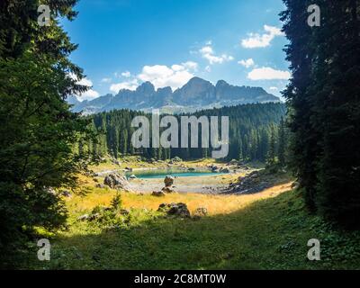 Der Karersee unterhalb des Karerpasses am Fuße des Latemarmassivs in Südtirol, Italien Stockfoto