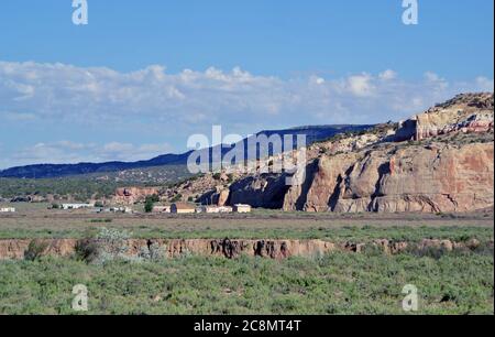 Landschaftsansicht der kleinen Stadt in den Bergen und auf dem Land aus highway 30 in der Nähe des New mexico arizona Stockfoto