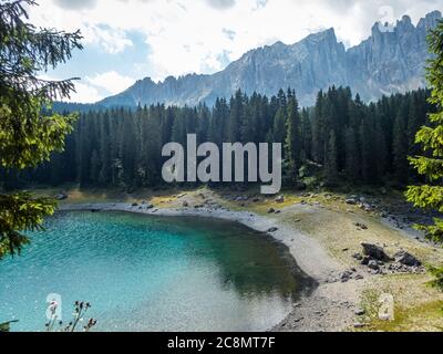 Der Karersee unterhalb des Karerpasses am Fuße des Latemarmassivs in Südtirol, Italien Stockfoto