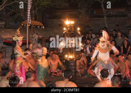 Dramatische Fotos von bunt gekleideten Kecak-Tänzern in traditionellen, bunten Kostümen führen balinesischen hinduistischen Ramayana-Tempel-Tanz auf. Stockfoto