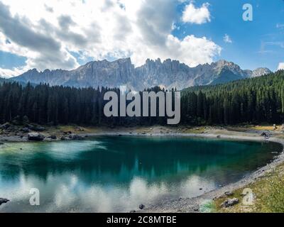 Der Karersee unterhalb des Karerpasses am Fuße des Latemarmassivs in Südtirol, Italien Stockfoto