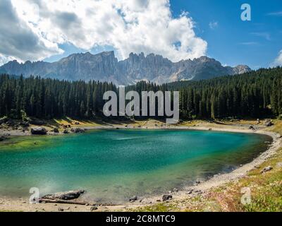 Der Karersee unterhalb des Karerpasses am Fuße des Latemarmassivs in Südtirol, Italien Stockfoto