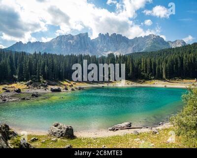 Der Karersee unterhalb des Karerpasses am Fuße des Latemarmassivs in Südtirol, Italien Stockfoto