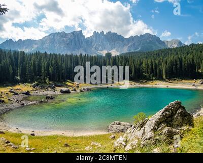 Der Karersee unterhalb des Karerpasses am Fuße des Latemarmassivs in Südtirol, Italien Stockfoto