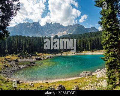 Der Karersee unterhalb des Karerpasses am Fuße des Latemarmassivs in Südtirol, Italien Stockfoto