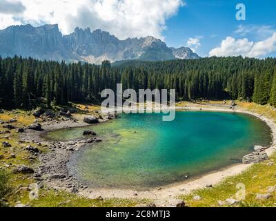 Der Karersee unterhalb des Karerpasses am Fuße des Latemarmassivs in Südtirol, Italien Stockfoto