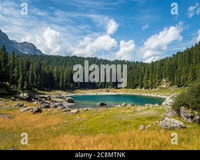 Der Karersee unterhalb des Karerpasses am Fuße des Latemarmassivs in Südtirol, Italien Stockfoto