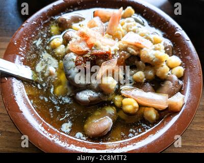 Vegetarische Suppe mit Olivenöl, mediterraner Bereich Stockfoto