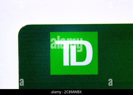 Calgary, Alberta, Kanada. Juli 25, 2020. Ein Makro-Nahaufnahme des TD Bank Logos auf einer Kreditkarte. Stockfoto