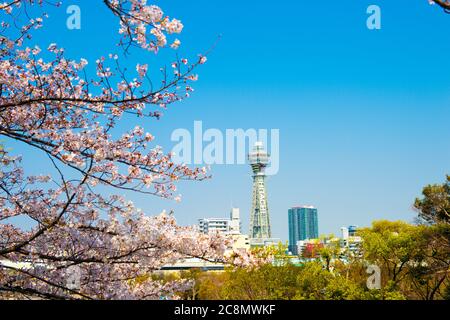 Osaka, JAPAN - CIRCA April 2019: Der Tsutenkaku Tower ist ein Turm und ein bekanntes Wahrzeichen von Osaka, Japan und wirbt für Hitachi, das sich in der Shinseka befindet Stockfoto