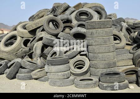 Gebrauchte Reifen in der Garage Stockfoto