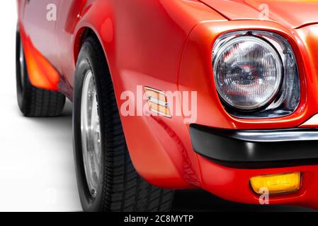 Izmir, Türkei - 11. Juli 2020: Nahaufnahme eines 1974 Pontiac Brand Trans am firebird in einer Studioaufnahme. Stockfoto