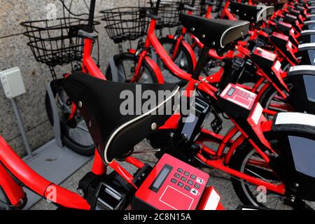 Rote Fahrräder für Bike-Sharing, die in jedem der wichtigsten touristischen Destinationen Japans verwendet werden können Stockfoto