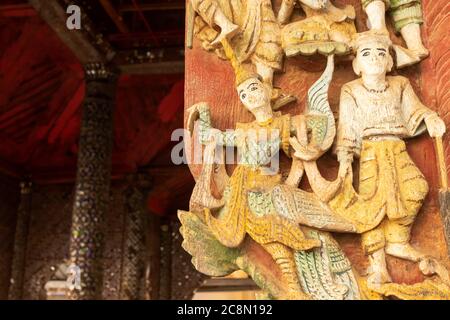 Holzschnitzerei, die burmesischen Kunststil hat, wird für die Dekoration der Türen im Tempel verwendet. Stockfoto