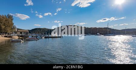 Wann ist eine Bushaltestelle keine Bushaltestelle? Wenn es eine Fähranlegestelle ist. Die am Church Point in Pittwater, Sydney, Australien, nutzt eine Bushaltestelle Schutz auf dem Kai Stockfoto