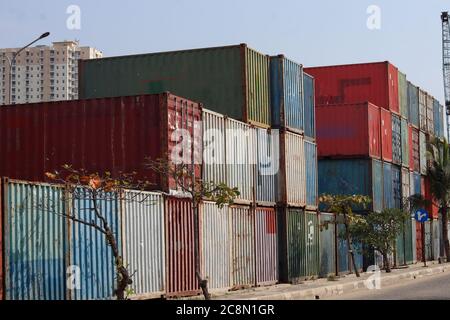 Haufen von bunten Containern im Hafengebiet von sunda Kelapa Stockfoto
