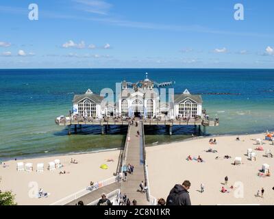 Wunderschöne Seebrücke in Sellin an der Ostsee mit vielen Touristen auf dem Pier Insel Rügen im Sommer Urlaub an der See Deutschland Stockfoto