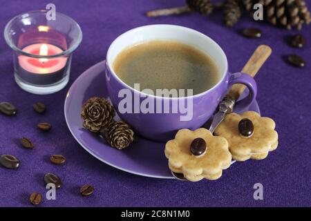 weihnachtsbäckerei Kaffee Kekse und eine Tasse Kaffee Stockfoto
