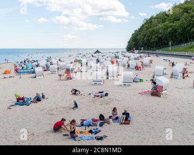 Strand in Sellin auf der Insel Rügen an der Ostsee mit vielen Touristen am Badestrand während des Urlaubs in den Sommerferien, Strandkörbe Badegäste Stockfoto