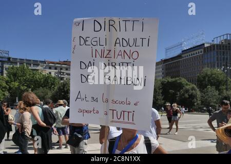 Mailand, Italien. Juli 2020. Keine Maske, keine vax-Demonstration in Mailand, aber die Demonstranten haben die Regeln der sozialen Distanzierung und die Pflicht, eine Maske für die Versammlung der Menschen in der Region Lombardei zu tragen, nicht beachtet. (Foto von Luca Ponti/Pacific Press) Quelle: Pacific Press Agency/Alamy Live News Stockfoto