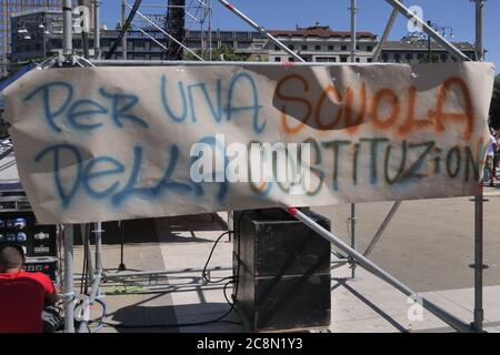Mailand, Italien. Juli 2020. Keine Maske, keine vax-Demonstration in Mailand, aber die Demonstranten haben die Regeln der sozialen Distanzierung und die Pflicht, eine Maske für die Versammlung der Menschen in der Region Lombardei zu tragen, nicht beachtet. (Foto von Luca Ponti/Pacific Press) Quelle: Pacific Press Agency/Alamy Live News Stockfoto