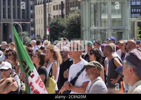 Mailand, Italien. Juli 2020. Keine Maske, keine vax-Demonstration in Mailand, aber die Demonstranten haben die Regeln der sozialen Distanzierung und die Pflicht, eine Maske für die Versammlung der Menschen in der Region Lombardei zu tragen, nicht beachtet. (Foto von Luca Ponti/Pacific Press) Quelle: Pacific Press Agency/Alamy Live News Stockfoto