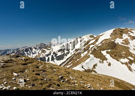 Polen Tatra. Mai in der Tatra. Blauer Himmel. Stockfoto