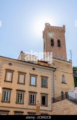 Blick auf das historische Zentrum von San Miniato, Pisa, Italien, mit dem Matilde Turm von der Sonne beleuchtet Stockfoto