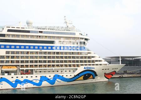 Ein Blick auf den Bug des Kreuzfahrtschiffes AIDAblu im Hafen von Venedig, Italien. Das Kreuzfahrtschiff wird von der deutschen Kreuzfahrtlinie AIDA Cruises betrieben. Stockfoto