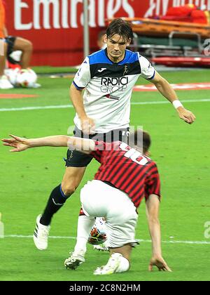 MAILAND, ITALIEN - JULI 24: Marten de Roon von Atalanta, Andreas Jungdal von Mailand gesehen während der Serie EIN Ligaspiel zwischen AC Mailand und Atalanta Bergamp am 24. Juli 2020 in Mailand, Itlaly. Stockfoto