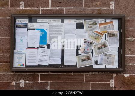 Luss-Parkprobleme aufgrund des touristischen Drucks, einschließlich Presseausschnitte, die auf der Village Noticeboard, Luss, Loch Lomond, Schottland, Großbritannien, hervorgehoben wurden Stockfoto