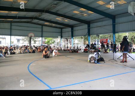 New Orleans, Louisiana, USA. Juli 2020. Menschen achten auf eine Rede während eines Lehrers und essenziellen Arbeiterprotest in New Orleans, Louisiana, USA am 25. Juli 2020. Die Demonstranten forderten sichere Arbeitsbedingungen, eine Verlängerung der Arbeitslosenentschädigung, eine Erhöhung des Lebenslohns und eine allgemeine Gesundheitsversorgung inmitten der COVID-19-Pandemie. Quelle: Lan Wei/Xinhua/Alamy Live News Stockfoto