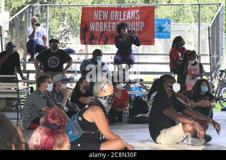 New Orleans, Louisiana, USA. Juli 2020. Menschen achten auf eine Rede während eines Lehrers und essenziellen Arbeiterprotest in New Orleans, Louisiana, USA am 25. Juli 2020. Die Demonstranten forderten sichere Arbeitsbedingungen, eine Verlängerung der Arbeitslosenentschädigung, eine Erhöhung des Lebenslohns und eine allgemeine Gesundheitsversorgung inmitten der COVID-19-Pandemie. Quelle: Lan Wei/Xinhua/Alamy Live News Stockfoto