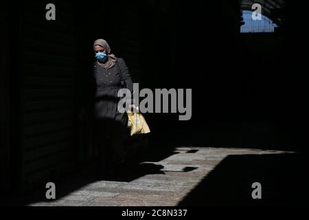 Jerusalem. Juli 2020. Eine Frau mit Gesichtsmaske wird in Jerusalems Altstadt inmitten der COVID-19 Pandemie am 25. Juli 2020 gesehen. Kredit: Muammar Awad/Xinhua/Alamy Live Nachrichten Stockfoto