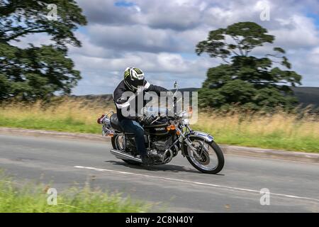 Suzuki Motorrad Fahrer; zwei Rädern Transport, Motorräder, Fahrzeug, Straßen, Motorräder, Motorrad Fahrer fahren in Chorley, Großbritannien Stockfoto