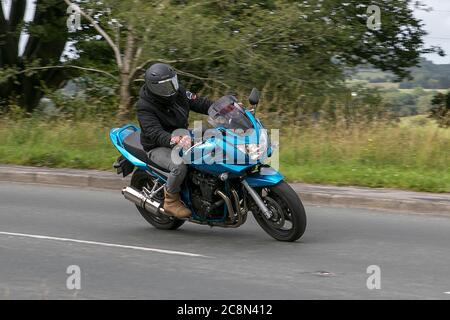 Suzuki Motorrad Fahrer; zwei Rädern Transport, Motorräder, Fahrzeug, Straßen, Motorräder, Motorrad Fahrer fahren in Chorley, Großbritannien Stockfoto