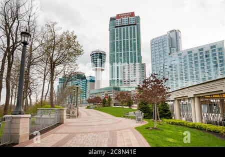 Niagara Falls, Kanada - 25. APRIL 2012: Blick von unten auf die Hotels in Niagara Falls während des Tages. Embassy Suites und Tower Hotel sind zu sehen. Stockfoto