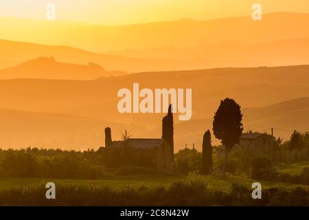 Farm in Silhouette bei Sonnenuntergang Stockfoto