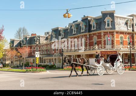 Niagara-on-the-Lake, Kanada - 25. April 2012: Blick auf das historische Prince of Wales Hotel im Zentrum von Niagara-on-the-Lake, Kanada Stockfoto