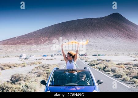 Glück und Reise Lifestyle-Konzept mit schönen Frau außerhalb eines Cabrio blauen Auto genießen Sie die Freiheit und Spaß auf der Straße mit ihrer Frau Stockfoto