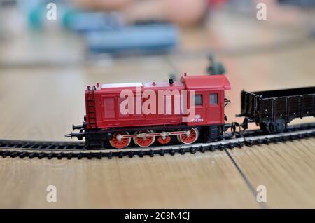Miniatur-Spielzeugeisenbahn mit Metallschienen, Maßstab 1:120. Vintage Spielzeug aus den 80ern. Stockfoto