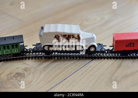 Miniatur-Spielzeugeisenbahn mit Metallschienen, Maßstab 1:120. Vintage Spielzeug aus den 80ern. Stockfoto