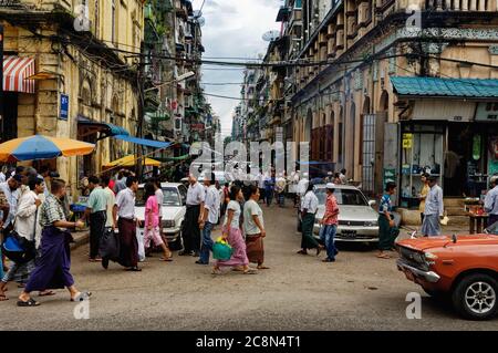 Die geschäftigen belebten Straßen von Zentral-Yangon in Myanmar, formal Rangun in Burma, Asien Stockfoto