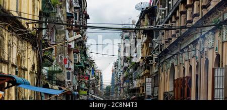 Die geschäftigen belebten Straßen von Zentral-Yangon in Myanmar, formal Rangun in Burma, Asien Stockfoto