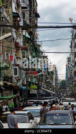 Die geschäftigen belebten Straßen von Zentral-Yangon in Myanmar, formal Rangun in Burma, Asien Stockfoto